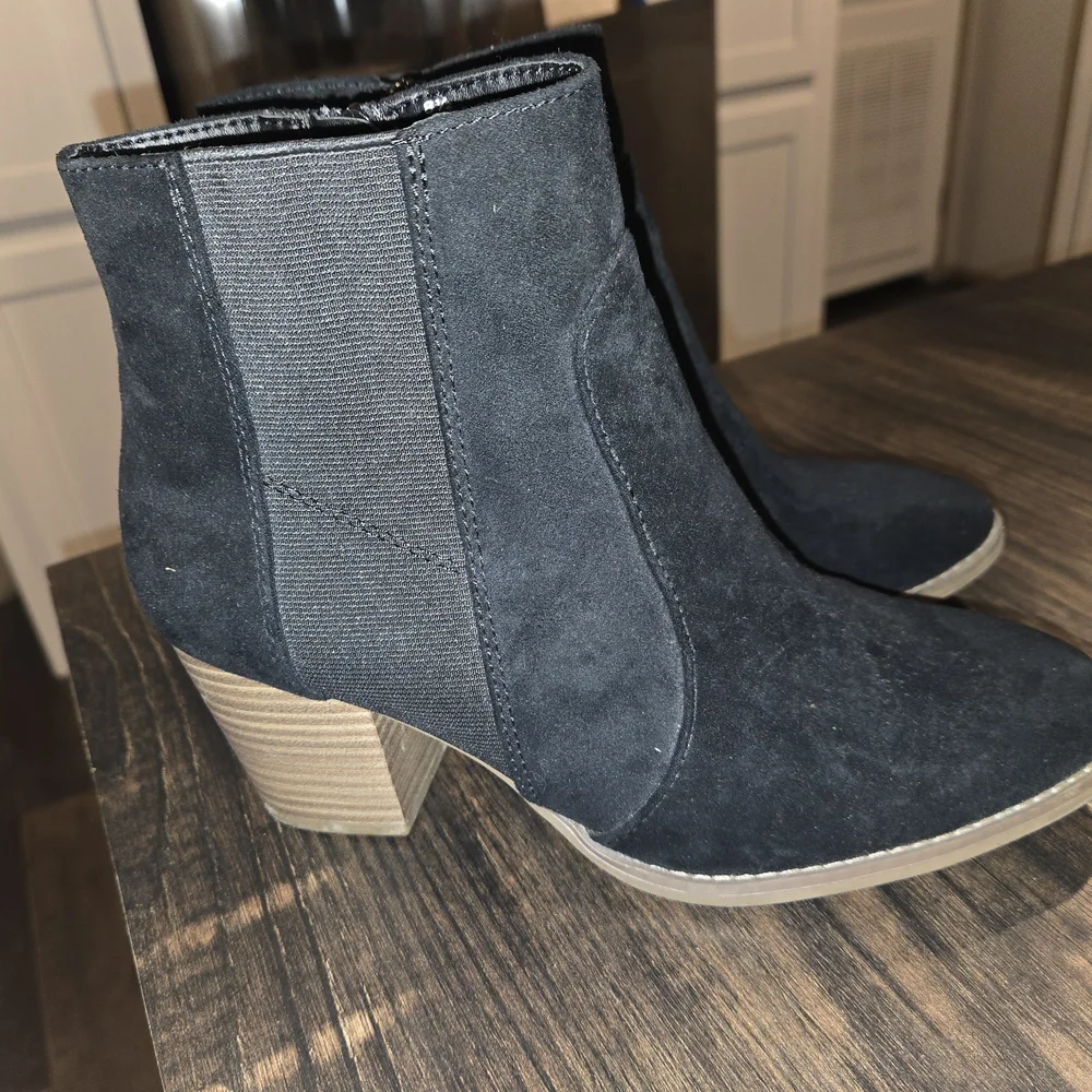 Universal Thread Dark Suede Ankle Booties Womens Size 8.5 - Picture 3 of 6